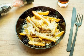 Cartofi prajiti cu branza dura