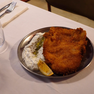 POLLO CRUJIENTE ESTILO SCHNITZEL CON YOGURT DE PEPINO