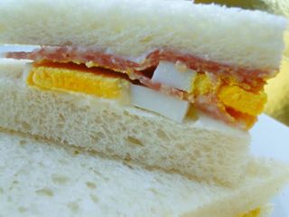 Tramezzino con uova e salame