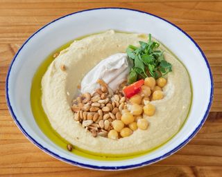 Hummus con Piñones y Almendras