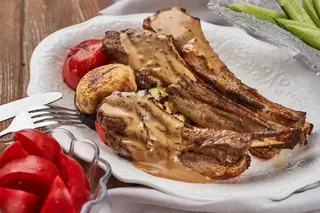 Баранье ребрышко с овощами на гриле  (350 гр.)