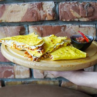 Кесадилья с курицей терияки