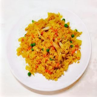 Arroz frito con pollo y curry