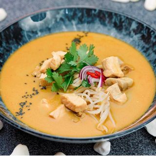 Кокосовий каррі суп з хрумкою куркою