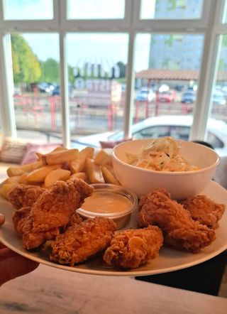 Skrzydełka z frytkami mega