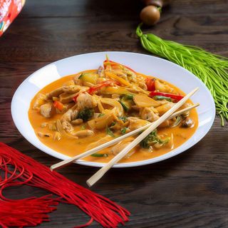 21. Kurczak smażony z warzywami, zielonym curry i mlekiem kokosowym