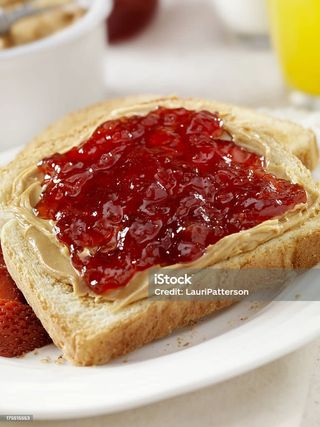 Tostada mantequilla y mermelada 