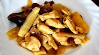 Pollo con bambú y setas chinas