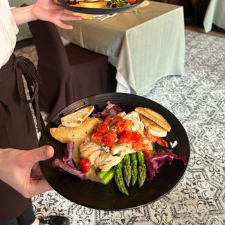 Dorsz w białym winie z pomidorkami cherry 