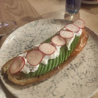 Tosta de stracciatella, aguacate, salmón y rábano encurtido