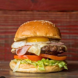 Menu hamburguesa con bacon y huevo 