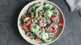 კიტრი-პომიდვრის სალათი ნიგვზით