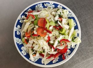 Свежа салата с китайско зеле (100г)