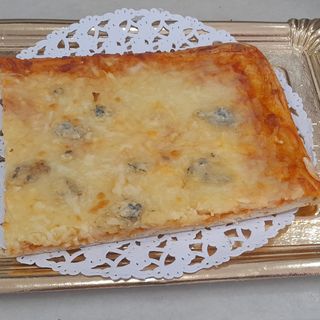 Pizza de tomate, mozzarella, queso gruyé, emental y roquefort