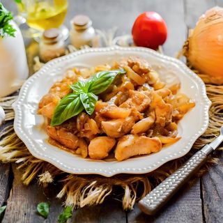 Курица на жаровне с луком