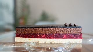 Кейк с малини,шамфъстък и мус от черен шоколад