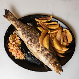 Svježi brancin s prilogom