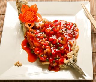 Branzino in salsa agropiccante con pinoli