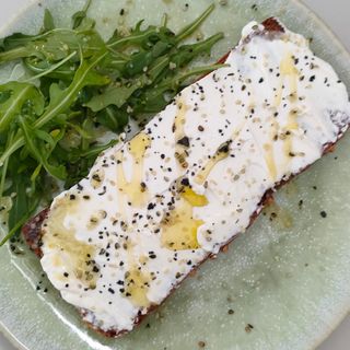 Tostada base queso crema