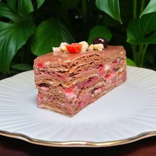 Медовик з шоколадом та вишнею (240г)