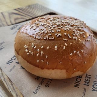 Булочка з кунжутом