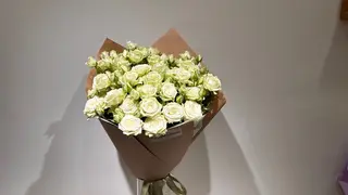 თეთრი სპრეი ვარდების თაიგული