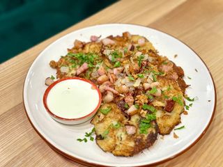 Деруни з беконом та цибулевим кранчем