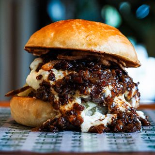 HAMBURGUESA MEZCLA DE QUESOS Y MERMELADA DE BACON