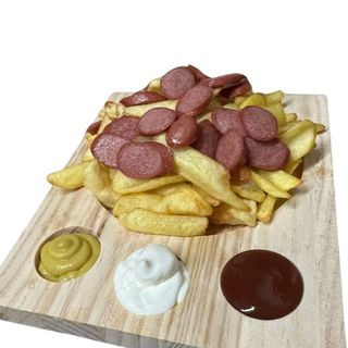 Patatas Fritas Con Salchicha Y Salsas