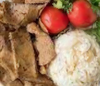 Döner kebap con riso e insalata