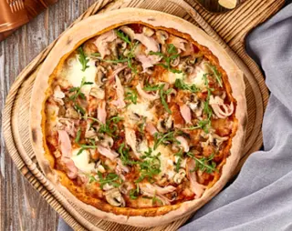 Піца з копченою куркою, грибами та маскарпоне (570г)