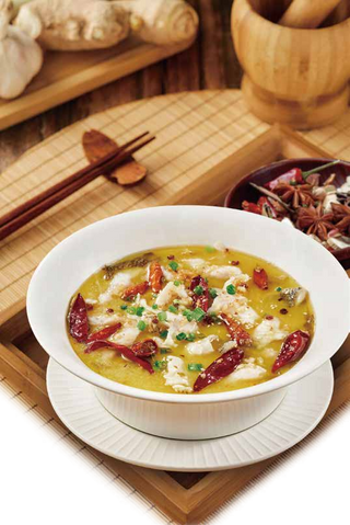 Pesce in brodo piccante con verdure fermentate