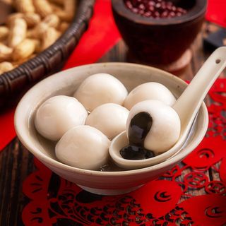 Sopa de Bola de Arroz Glutinoso de Sésamos 汤圆