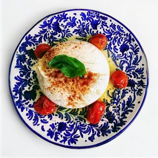 Burrata pugliese (250 g.) con cama de tomate