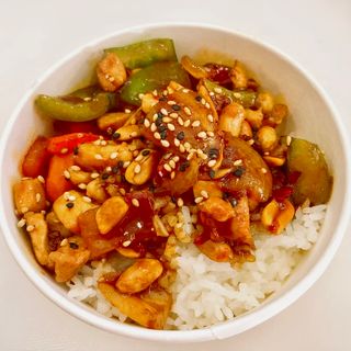 Donburi con pollo congbao