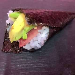 Temaki Atún, Kanpyo y Aguacate (2 Pzs.)