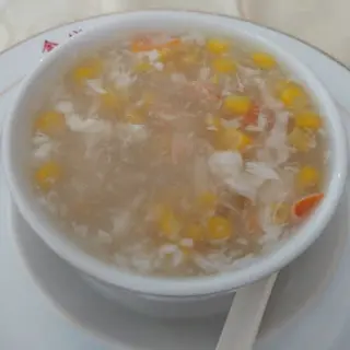Sopa de maíz con carne de cangrejo