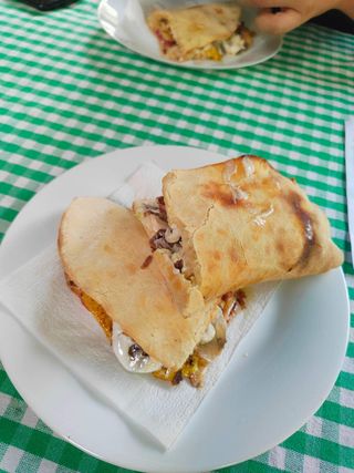 Sendvič sa piletinom i gljivama