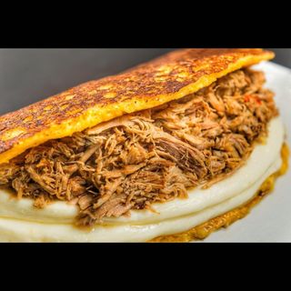 Cachapa con ternera y queso