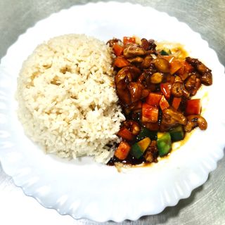  91.腰果鸡丁饭Piletina sa indiskim orasaicem with rice