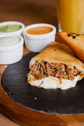 Empanada de Asado y Queso