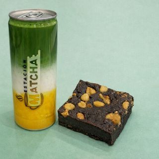 Matcha con Puré de Mango 355 ml + Brownie