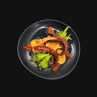 Caracatita Slow Cooked  Cu Mix De Salata