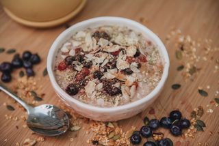 შვრიის ფაფა ნუშით და კენკრით