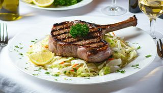 Cotlet de porc la gratar cu salata de varza