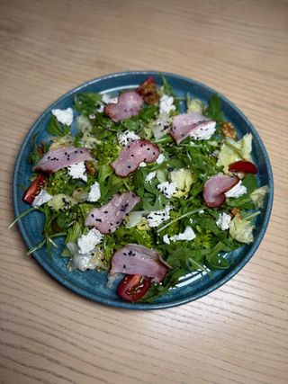 Салат з фетою та беконом