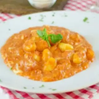 Gnocchi con tomate y mozzarella