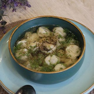 Пельмени домашние с бульоном