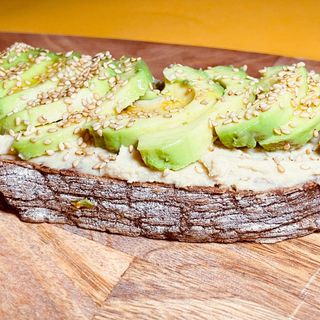 Tosta de humus y aguacate