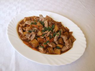 Свинско месо с картофи (500г)